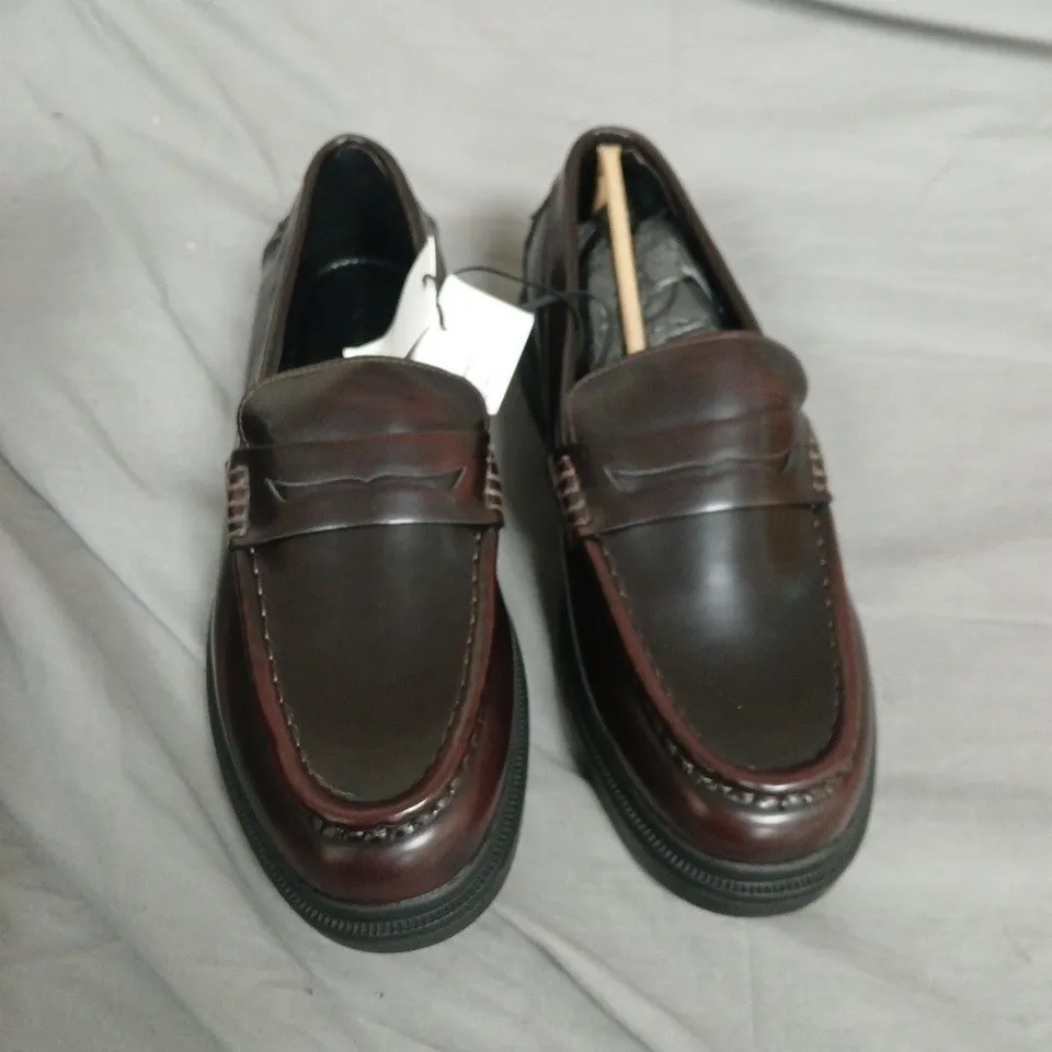 BERSHKA BROWN LEATHER SLIP-ON LOAFERS WITH STITCHED DETAILING - UK 9