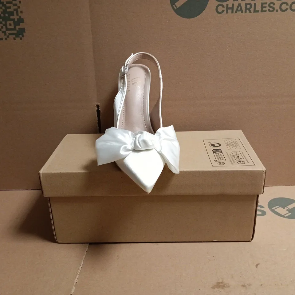 BOXED PAIR OF WEIBENA POINTED TOE STILETTO HEELS IN IVORY W. BOW DETAIL SIZE EU 35
