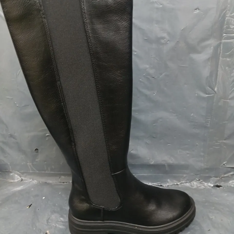 PAIR OF FLAT CHUNKY KNEE BOOTS - 4