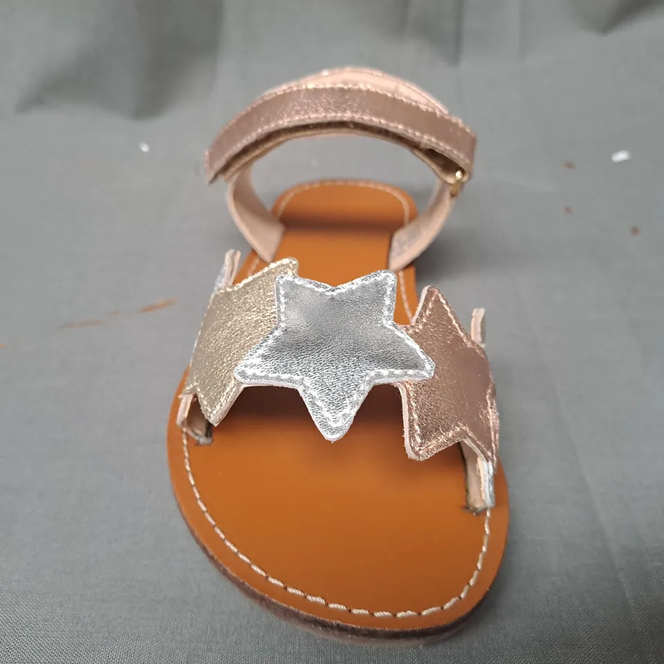 BOXED PAIR OF MINI BODEN KIDS METALLIC STAR OPEN TOE SANDALS EU SIZE 31