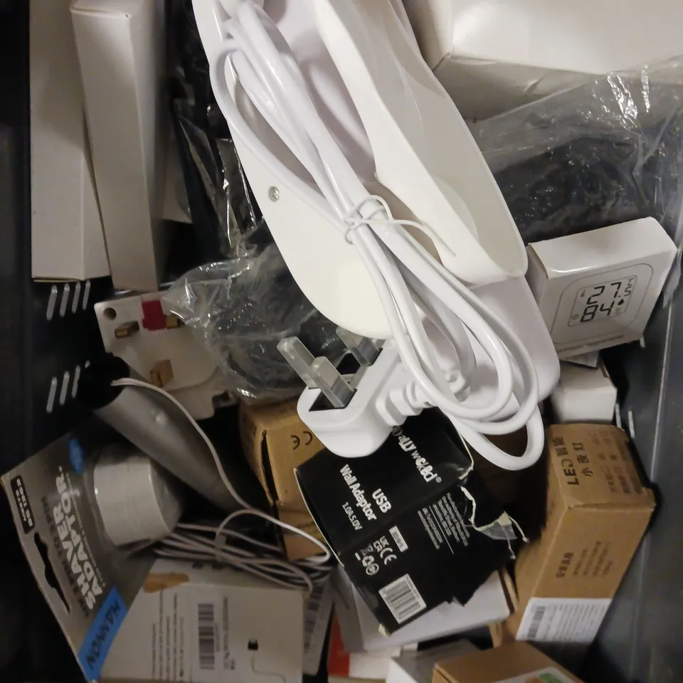 APPROXIMATELY 20 ASSORTED ELECTRICAL PRODUCTS TO INCLUDE WIRELESS KEYBOARD, TIMER PLUG, LED LIGHTS ETC 