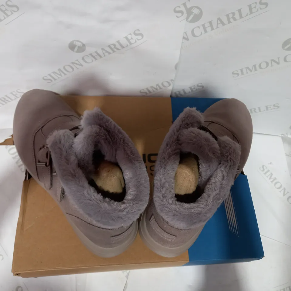 BOXED PAIR OF SKECHERS TAUPE WINTER BOOT  - SIZE 7