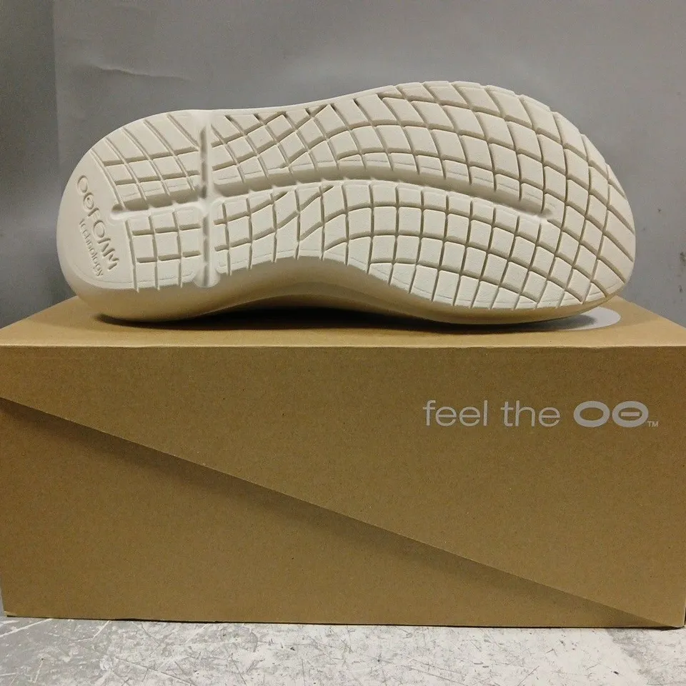 BOXED PAIR OF OOFOS SHOES IN CHALK BLACK SIZE UK 9