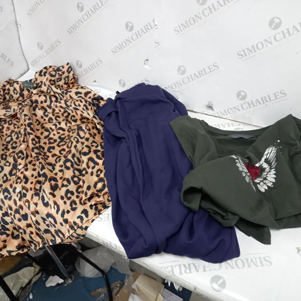 BOX OF APPROXIMATELY 18 ASSORTED CLOTHING ITEMS TO INCLUDE A LEOPARD SPOT BUTTONED TOP. A PAIR OF BLUE LEGGINGS AND A HEART/WING PRINT TOP