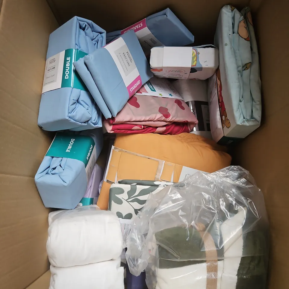 BOX OF APPROXIMATELY 12 ASSORTED BEDDING & SOFT FABRICS ITEMS TO INCLUDE - PILLOWCASES - DUVET SETS - PONCHO