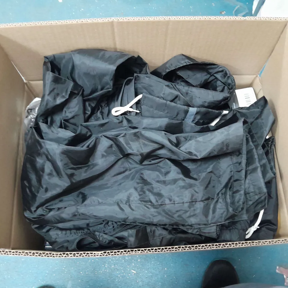 LOT OF APPROX 20 CLOTHING ITEMS , TO INCLUDE FRUIT OF THE LOOM TOP , T-SHIRTS , ETC