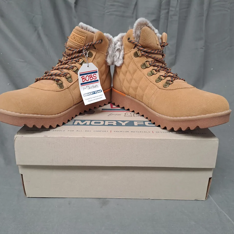 BOXED PAIR OF SKECHERS MOUNT SUEDE BOOTS IN CHESTNUT SIZE 7