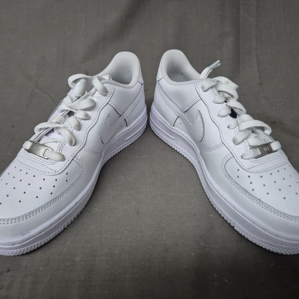 PAIR OF NIKE AIR FORCE 1 SHOES IN WHITE UK SIZE 5