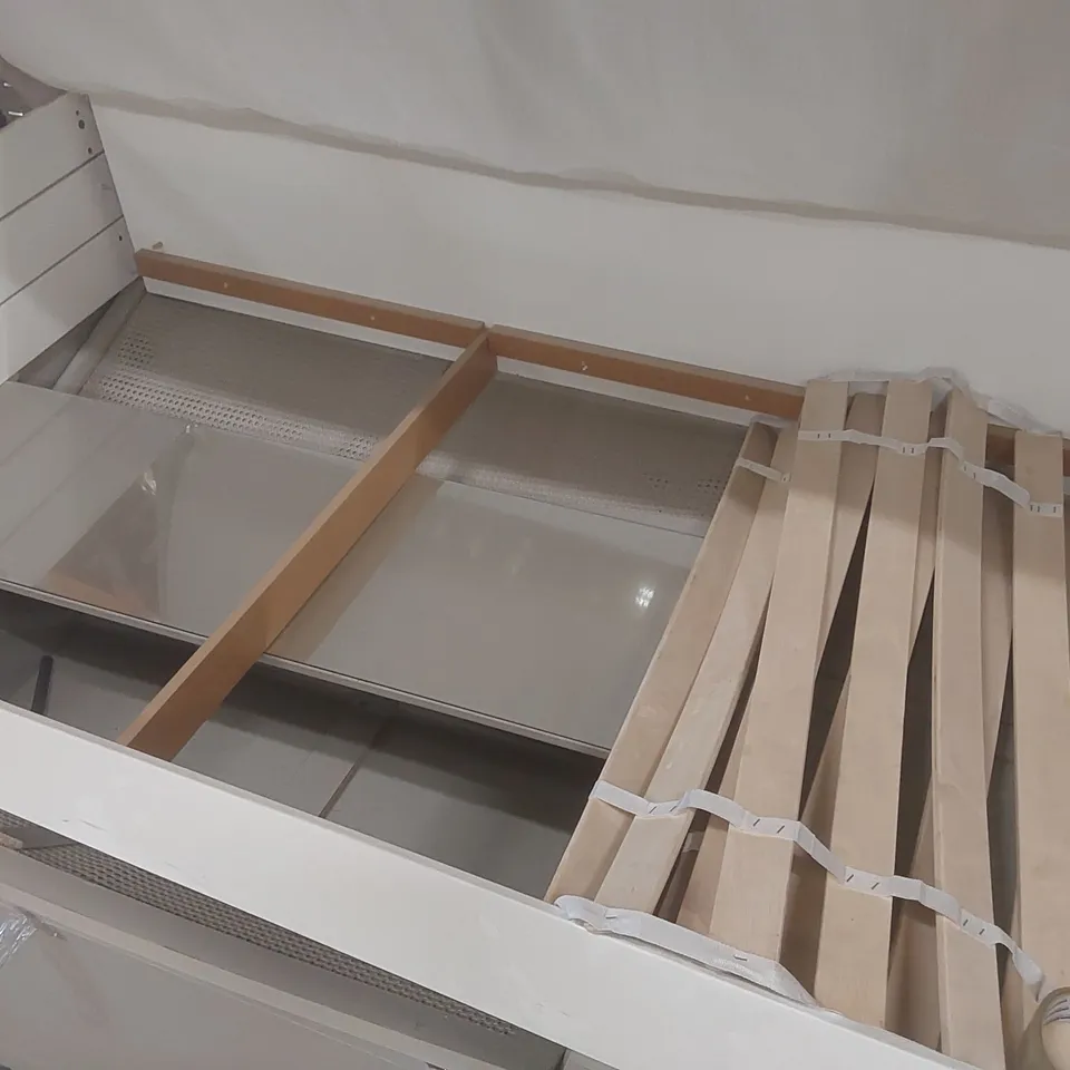 PALLET CONTAINING ASSORTED FURNITURE PARTS