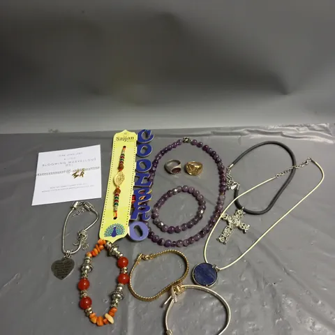 APPROXIMATELY 25 ASSORTED COSTUME JEWELLERY PRODUCTS TO INCLUDE NECKLACES, BRACELETS, EARRINGS ETC