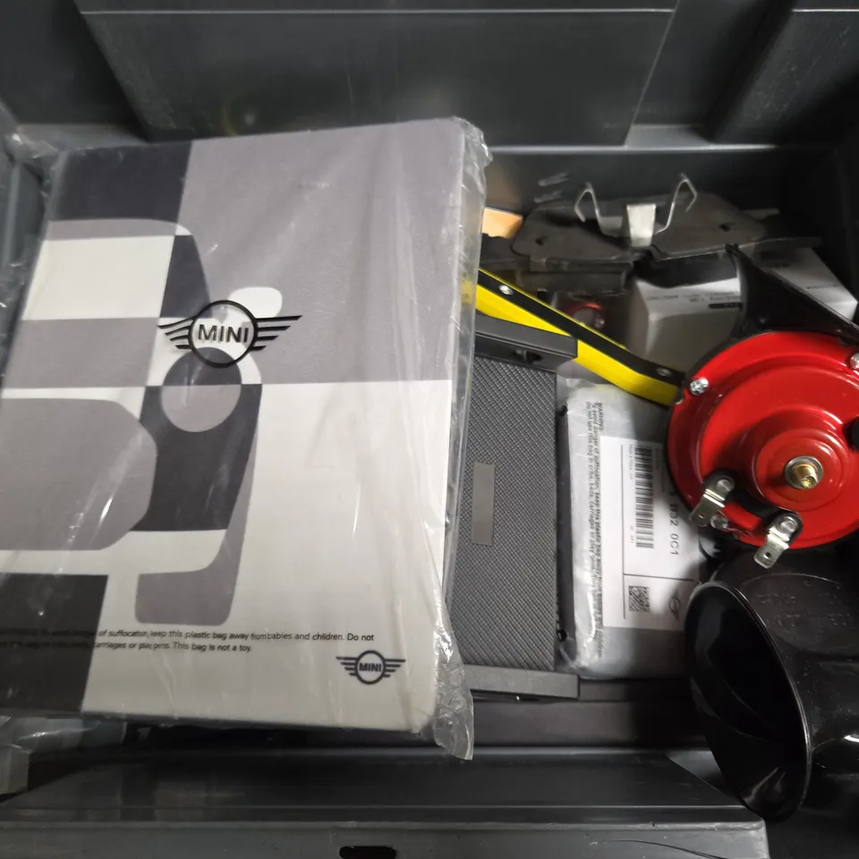 APPROXIMATELY 12 ASSORTED VEHICLE PARTS & ACCESSORIES TO INCLUDE HORN, MINI NOTEBOOK, MINI CAR CHARGER, ETC
