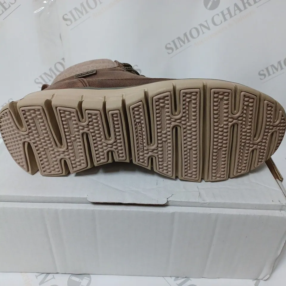 PAIR OF SKECHERS SYNERGY WARM BOOTS IN BROWN SIZE 5