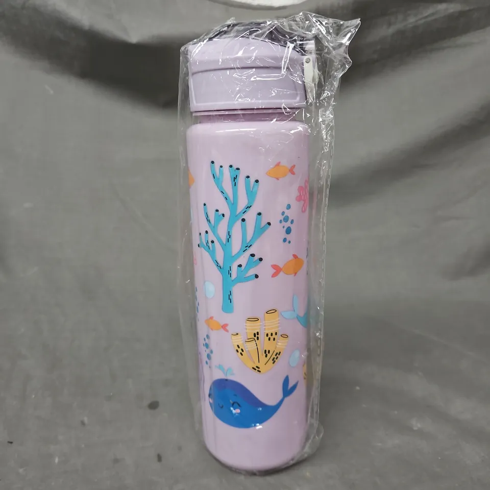 BOX OF APPROXIMATELY 10 ASSORTED HOUSEHOLD ITEMS TO INCLUDE COLOURFUL BEACH-HUT CUSHION, THE WHITE COMPANY TOWEL (PACKAGED) & PINK OCEAN-THEMED WATER BOTTLE - COLLECTION ONLY 