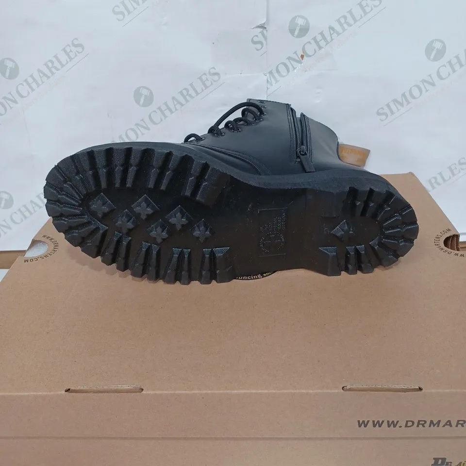 BOXED PAIR OF DR. MARTENS MENS VEGAN JADON II JADON FASHION BOOTS BLACK FELIX RUB OFF / SIZE: UK 9 