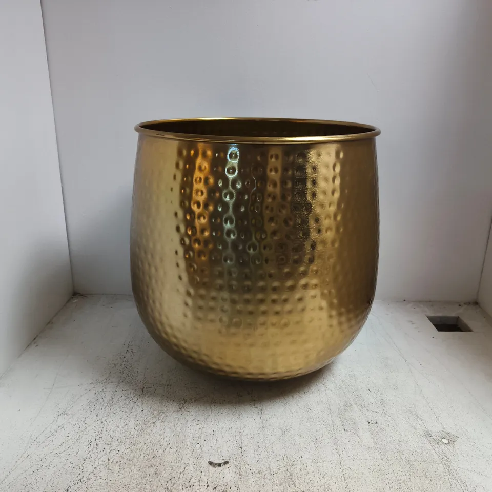 Melody Maison Hammered Metal Planter – Large, Gold