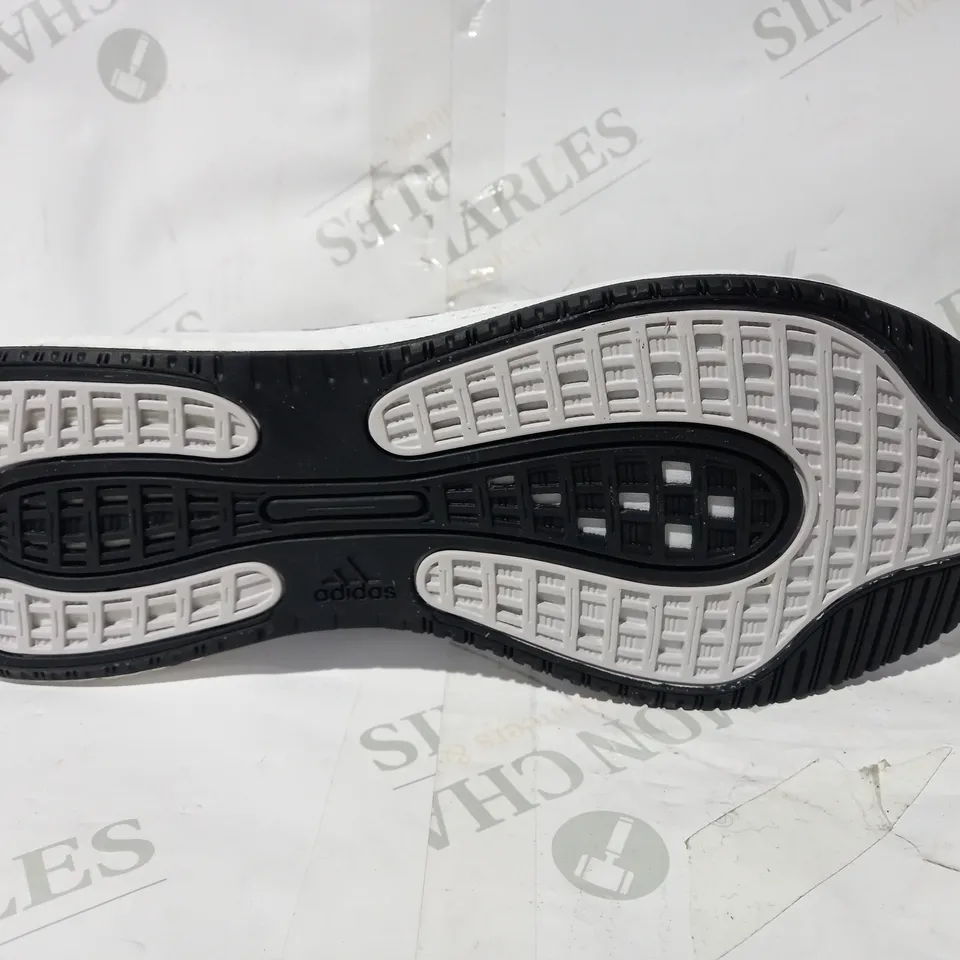 BOXED PAIR OF DESIGNER TRAINERS IN THE STYLE OF ADIDAS SUPERNOVA M IN WHITE/BLACK UK SIZE 10