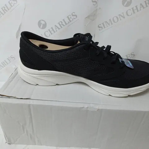 SKECHERS D'LUX BLACK TRAINER - SIZE UK 7