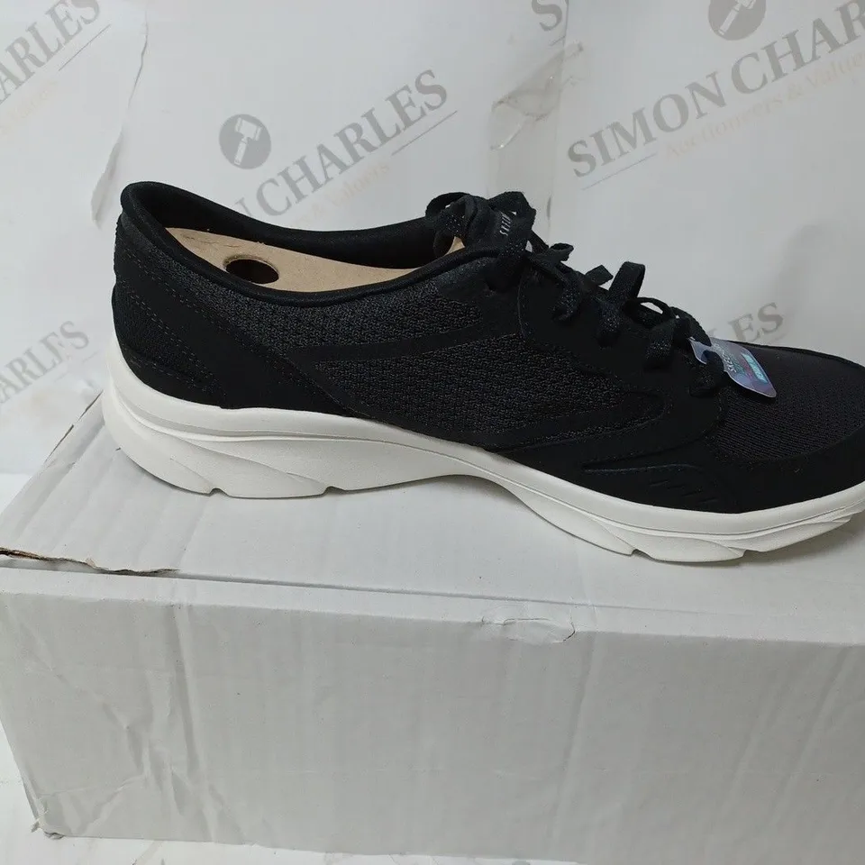 SKECHERS D'LUX BLACK TRAINER - SIZE UK 7