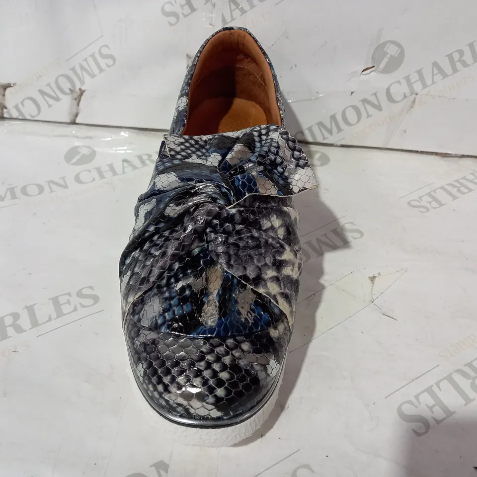 BOXED PAIR OF MODA IN PELLE FAUX LEATHER SNAKE PRINT SHOES IN NAVY EU SIZE 40