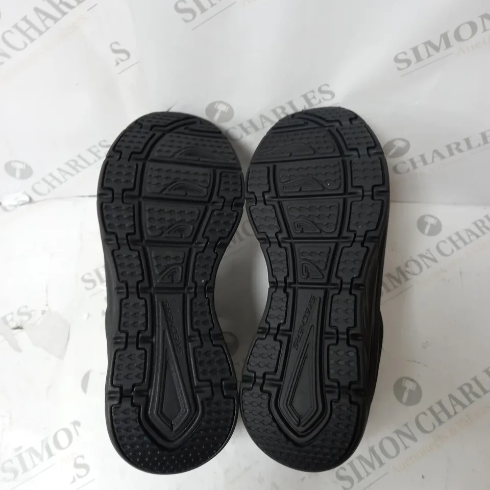 SKECHERS RELAXED FIT D'LUX WALKER - SIZE 6.5