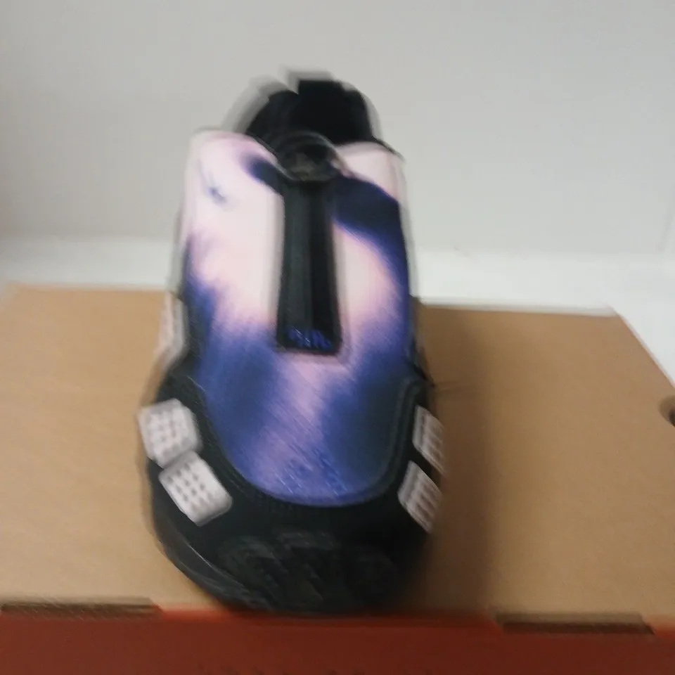 BOXED PAIR OF NIKE AIR MAX SNDR SHOES – SIZE 7.5