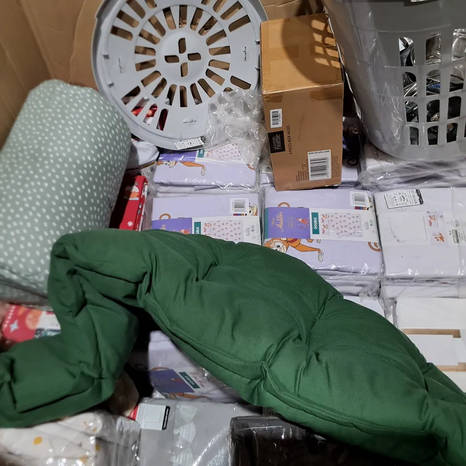 PALLET OF A LARGE ASSORTED AMOUNT OF PRODUCTS AND ACCESSORIES TO INCLUDE - HIDDEN TAB TOP PELMET TASSEL CURTAINS,  PLASTIC STORAGE BOXES , 41CM ROASTER ETC- COLLECTION ONLY