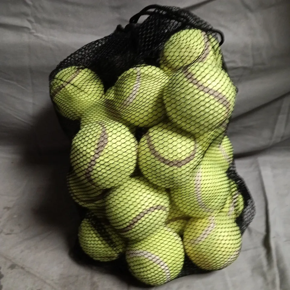 TENNIS BALLS IN BLACK MESH BAG (APPROX. 12 BALLS)