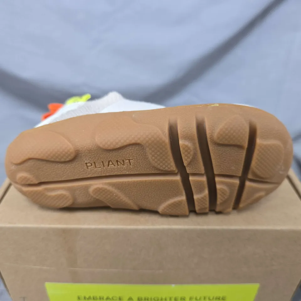 BOXED PAIR OF BRIGHTLAND WANDER CHILDRENS SHOES IN SANDSTONE - UK 5