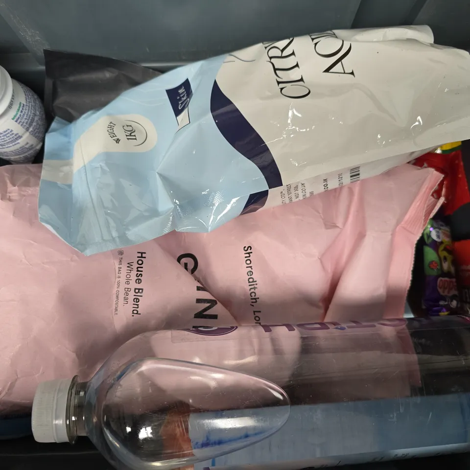 APPROXIMATELY 15 ASSORTED FOOD & DRINK ITEMS TO INCLUDE HP SAUCE, CITRIC ACID, GRIND HOUSE BLEND, ETC - COLLECTION ONLY