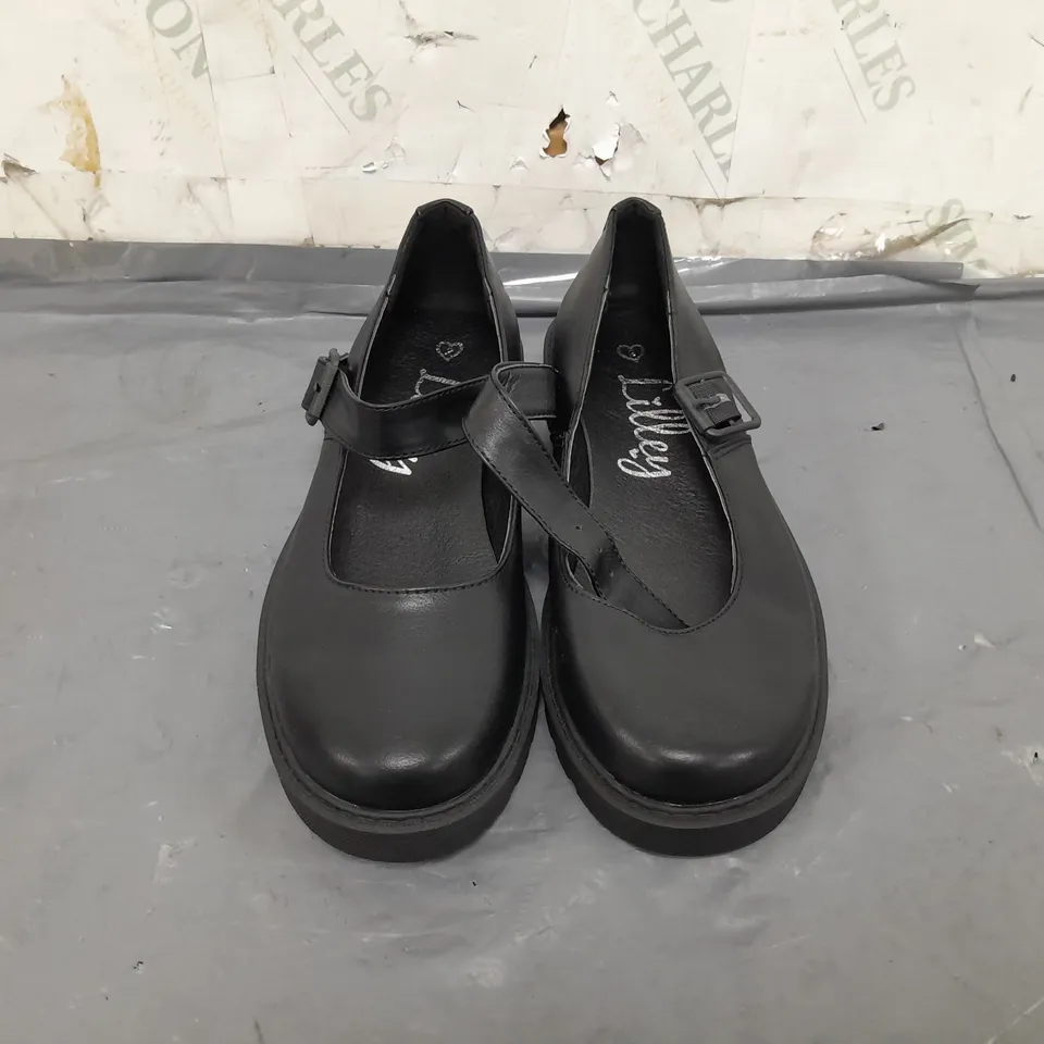 APPROXIMATELY 10 LILLEY'S BLACK LEATHER BUCKLE OPEN TOP SHOES IN SIZE 2