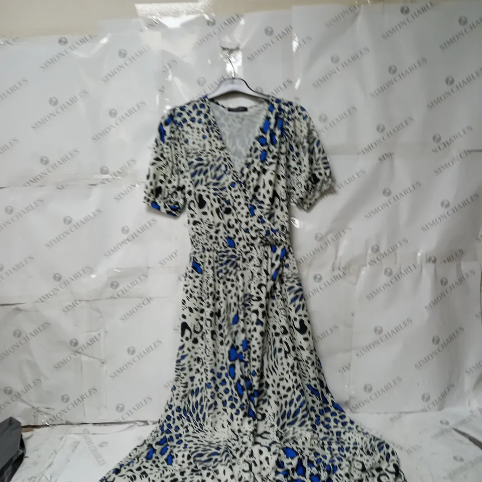 BOX OF APPROXIMATELY 10 ASSORTED WOMEN'S CLOTHING ITEMS INCLUDING JEANS, DRESSES, JEANS