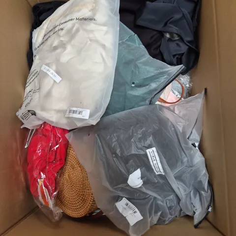 AN ASSORTMENT OF APPROXIMATELY 25 CLOTHING ITEMS