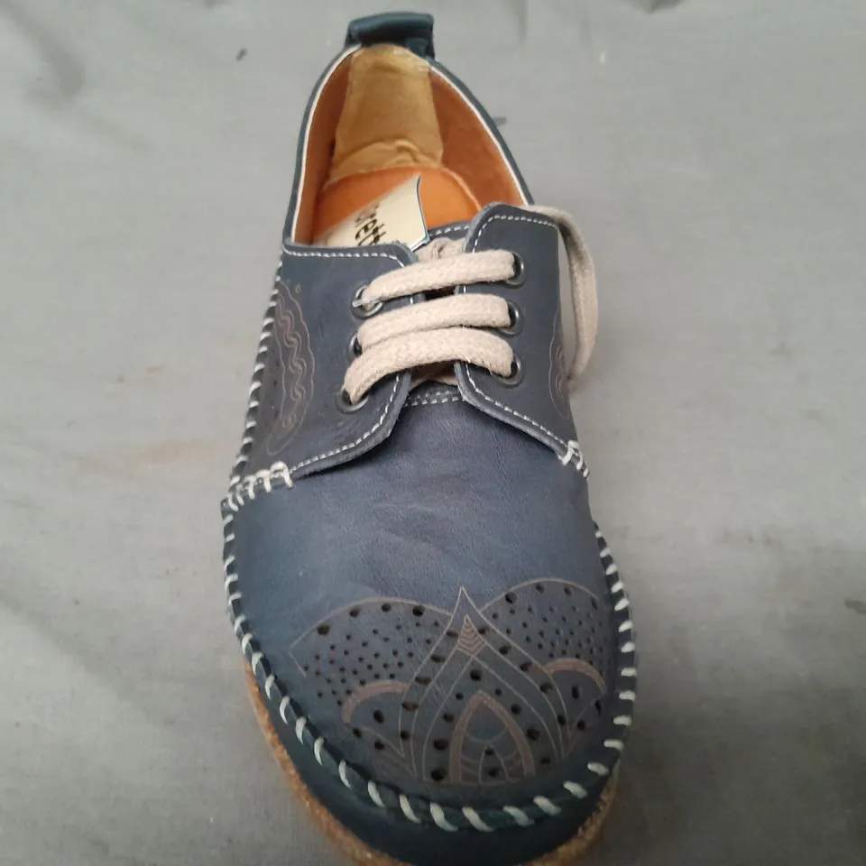 BOXED PAIR OF LORETTA SHOES IN NAVY EU SIZE 36