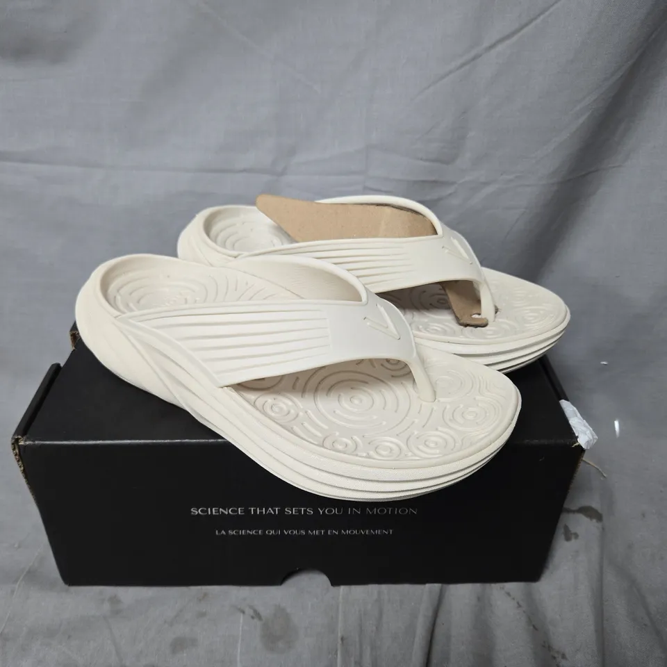 BOXED VIONIC MONSTER TIDE SANDALS IN CREAM - SIZE 4