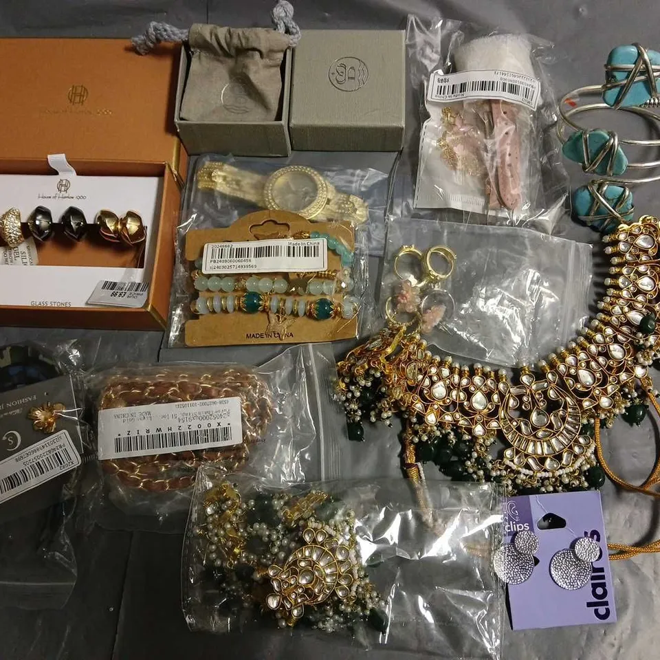 LOT OF ASSORTED JEWELLERY AND WATCH ITEMS 