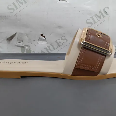 BOXED PAIR OF TENGBOXY OPEN TOE FLAT SLIDES IN BEIGE/BROWN EU SIZE 39