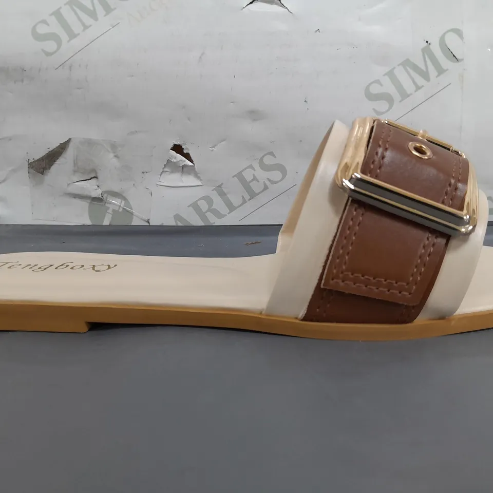 BOXED PAIR OF TENGBOXY OPEN TOE FLAT SLIDES IN BEIGE/BROWN EU SIZE 39