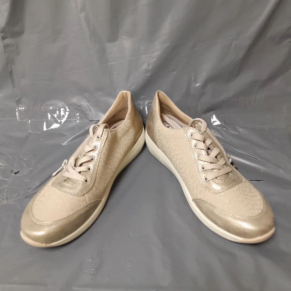RIEKER PANEL TRAINERS TAUPE SIZE 6.5