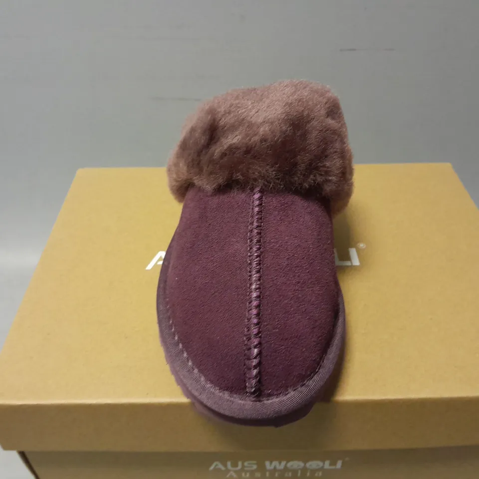 BOXED PAIR OF AUS WOOLI SYDNEY SLIPPERS IN PLUM - UK 4