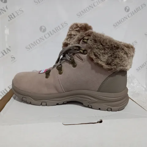 BOXED PAIR OF SKECHERS TREGO LACE UP FAUX FUR CUFF WATERPROOF BOOT TAUPE - SIZE 4.5