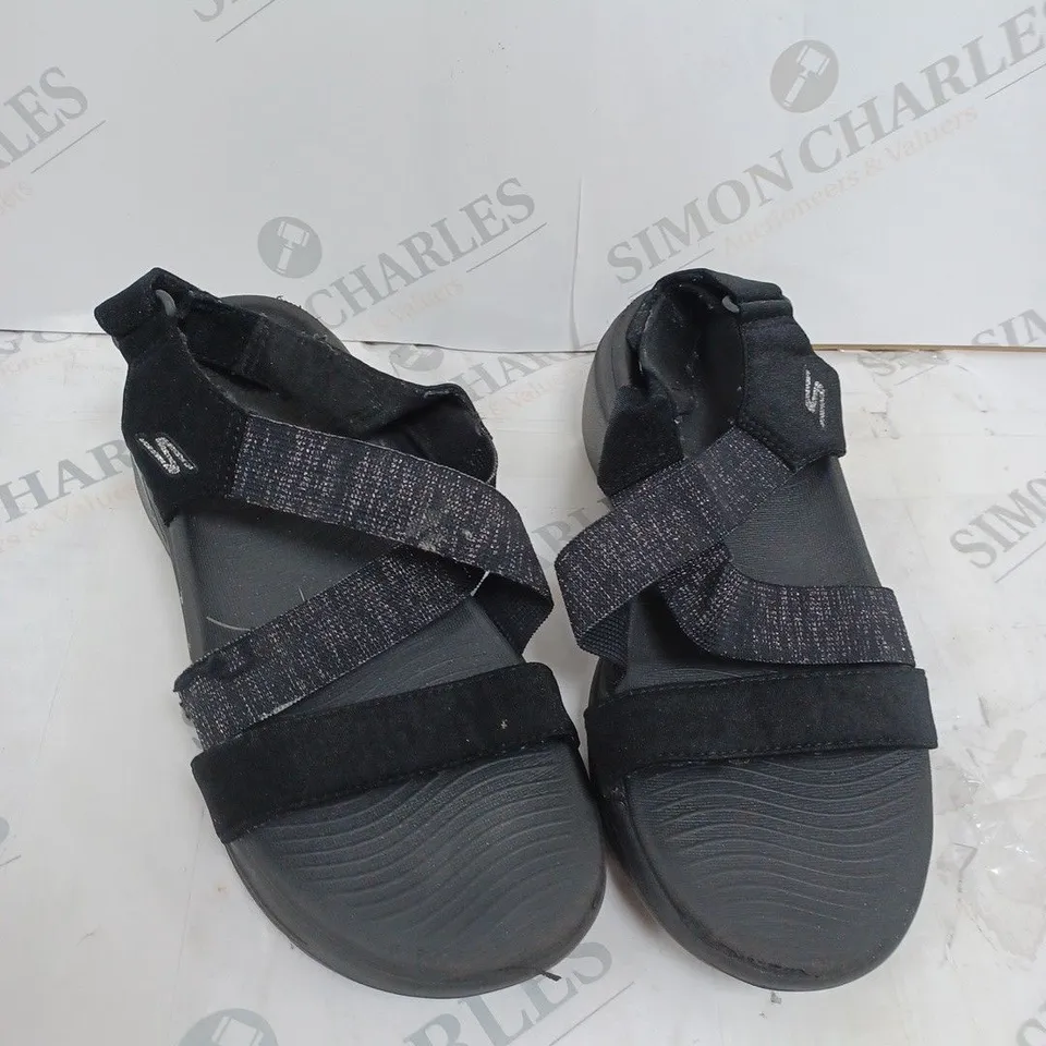 BOXED PAIR OF SKECHERS GO WALK ARCH FIT BLACK SANDALS - SIZE 3