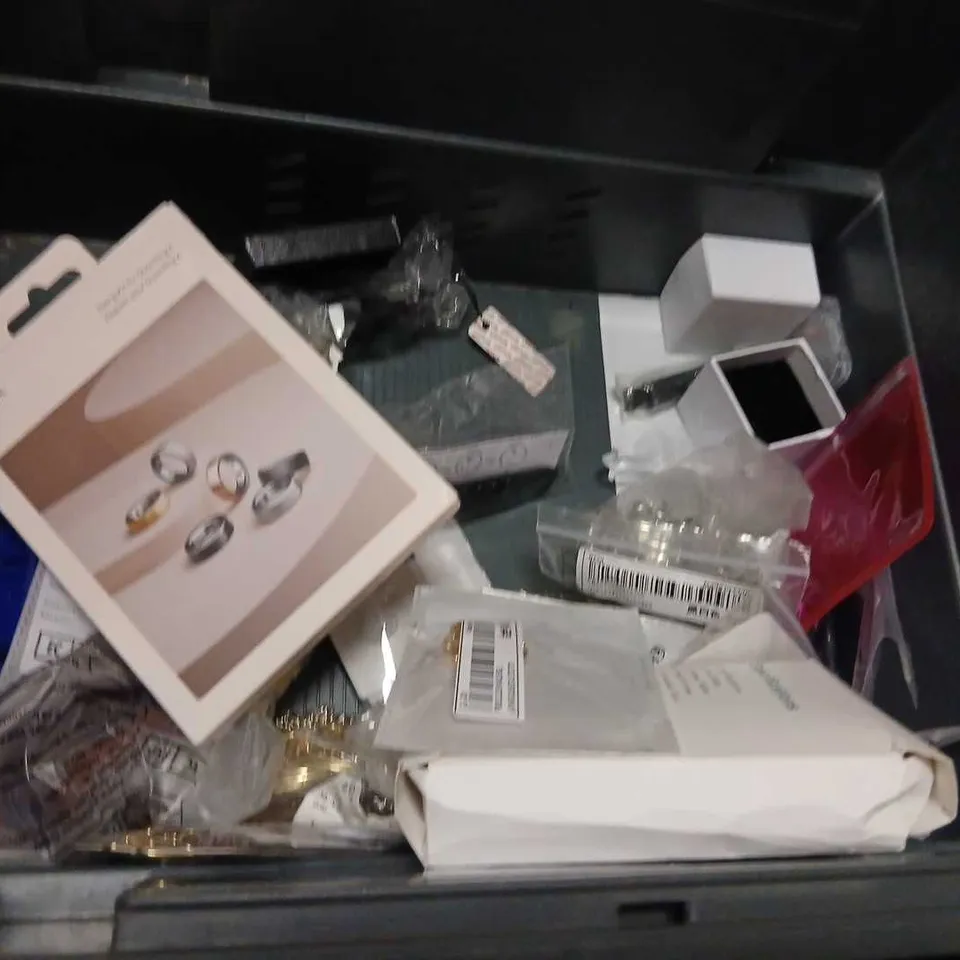 LARGE QUANTITY OF ASSORTED JEWELLERY AND ACCESSORIES