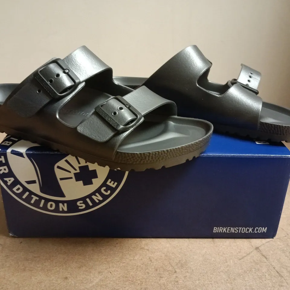 BOXED PAIR OF BIRKENSTOCK ARIZONA OPEN TOE SANDALS IN ANTHRACITE SIZE UK 8