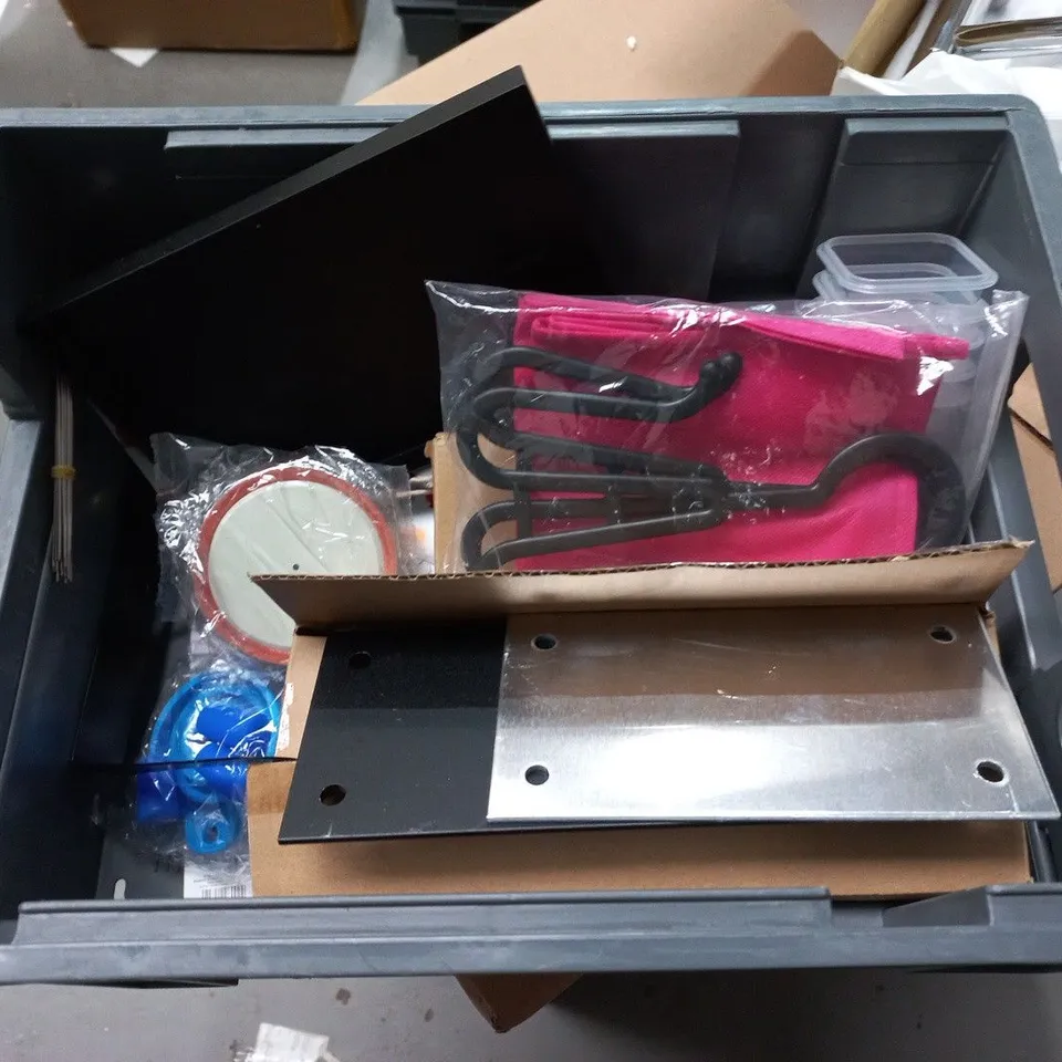 LOT OF APPROXIMATELY 17 ASSORTED HOUSEHOLD ITEMS TO INCLUDE PESTECTS, HOZELOCK ADAPTERS AND CO2 ALARM