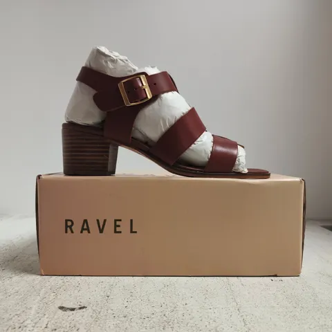 BOXED PAIR OF RAVEL TOGSTON OPEN TOE BLOCK HEEL SANDALS IN TAN LEATHER SIZE UK 7