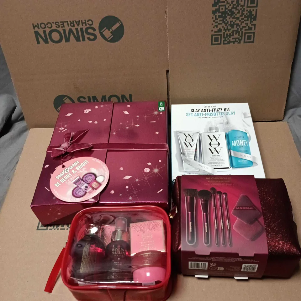 BOX OF APPROXIMATELY 18 ASSORTED COSMETIC ITEMS/BOX SETS TO INCLUDE SOAP AND GLORY, COLOR WOW, MORPHE REBELLIOUS, BAYLIS AND HARDING ETC