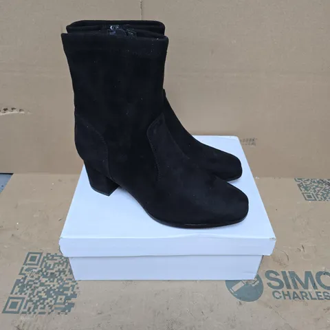 BOXED PAIR OF SHOES BY EMMA CHLOE BOOTS IN BLACK - SIZE 8