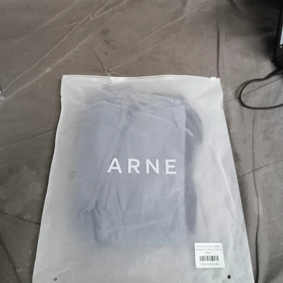 ARNE ACTIVE TECHNICAL CUFFED TRACKPANTS – NAVY, UK SIZE S