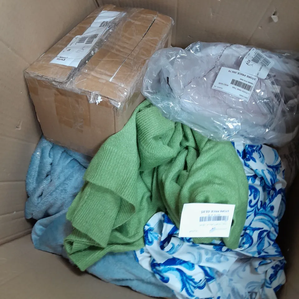 BOX OF APPROX 10 ASSORTED ITEMS TO INCLUDE - CRÈME SLIPPERS, ASHWOOD LEATHER BAG, CLOTHING ITEMS ETC