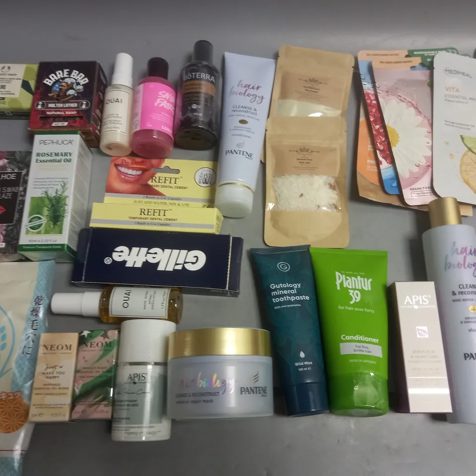 LOT OF APPROXIMATELY 25 ASSORTED HEALTH AND BEAUTY ITEMS TO INCLUDE PANTENE REPAIR MASK, KEANARICE MASK AND BARE BAR SOAP